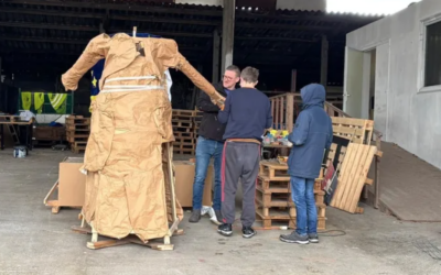 Des personnes porteuses d’un handicap fières de construire le Roi et la Reine carnaval